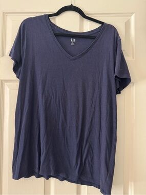 GAP Short Sleeve V-Neck Tee in Navy Blue
